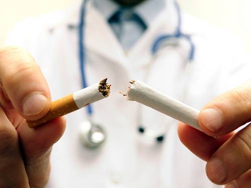 Recomiendan hacer exámenes para descartar cáncer en personas que fumaron