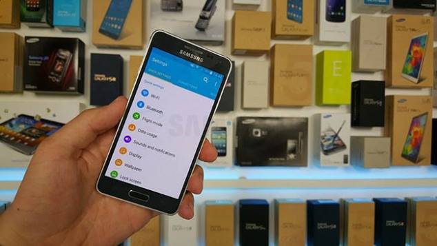 La nueva actualización que está recibiendo el Samsung Galaxy Alpha es Android 5.0.2 Lollipop, la misma que hasta ahora han recibido otros terminales de la firma coreana como son los Galaxy Note 4 y Galaxy S5