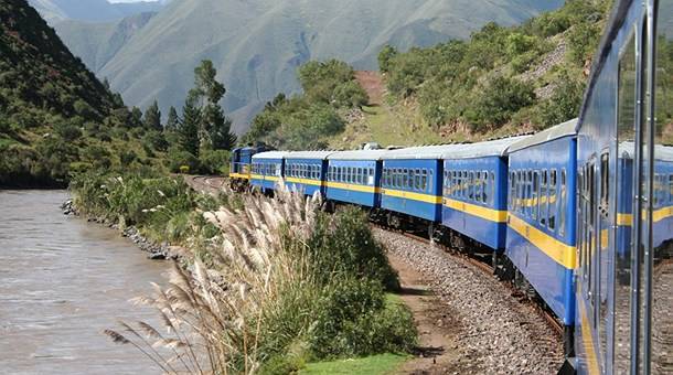 Vista del tren que va de Cuzco a Machu Picchu