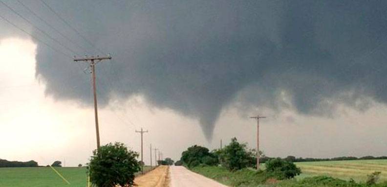 Un tornado en Texas deja un muerto y un herido