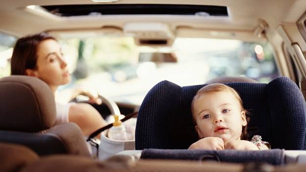 Para viajar de manera segura se debe escoger bien la silla del bebé y fijarla adecuadamente al auto