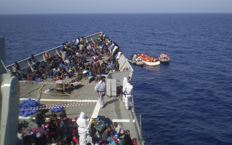 Los inmigrantes viajaban a bordo de once embarcaciones neumáticas y dos naves de pequeñas dimensiones, en el rescate participó la Guardia Costera de la isla de Lampedusa/ Foto: EFE