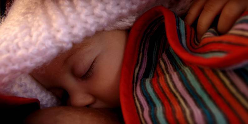 Alimentar a los bebés durante la primera hora de nacimiento disminuye 22% las muertes neonatales