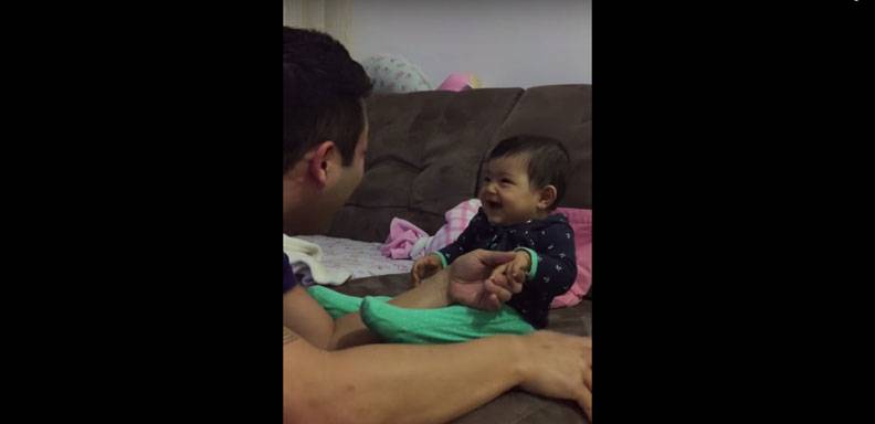 La pequeña Marcelinha suelta un grito de "dolor" cada vez que su papá acerca el cortaúñas a sus manos, y sin querer lo asusta/ Foto: Captura