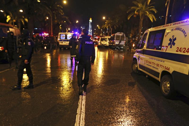 Miembros de la policía acordonan el lugar donde se ha producido el atentado en la capital tunecina hoy 24 de noviembre de 2015