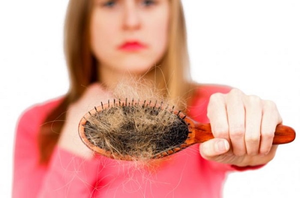 Existen diversos mitos sobre la caída de cabello, por eso antes los síntomas debe consultar al dermatólogo