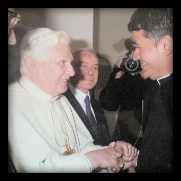 Padre Osman junto a Papa Benedicto XVI.