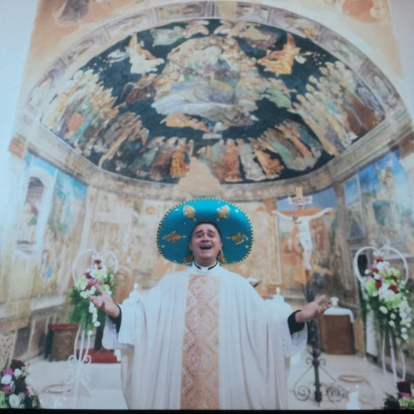 Padre Don Osman Prada cantó en boda, tras realizar la ceremonia