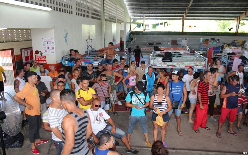 Cubanos en territorio panameño estaban empezando a recurrir a traficantes de personas para cruzar la frontera