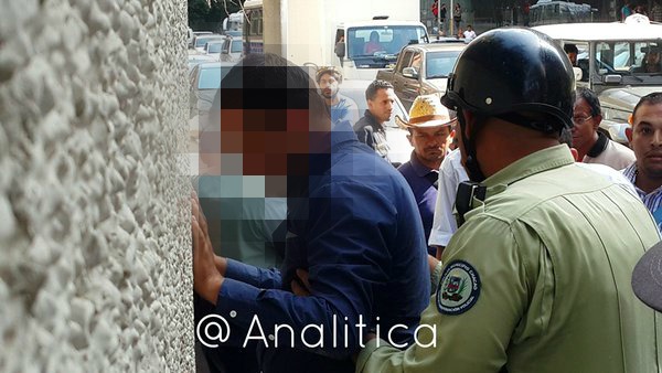 Funcionarios de la Policía de Chacao detuvieron la tarde de este viernes a un individuo que acababa de robar un celular en la 2da avenida de Los Palos Grandes.