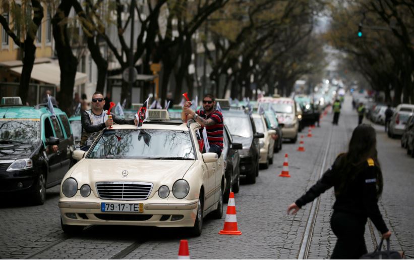 Taxistas protestan en Portugal contra Uber