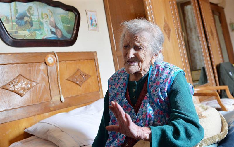Emma Morano nació el 29 de noviembre de 1899 en el municipio piamontés de Civiasco (noroeste), en el seno de una familia de personas longevas ya que su madre y su tía superaron los 90 años y su hermana Ángela llegó al centenario