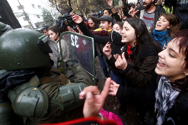 Estudiantes chilenos exigen mejoras educativas mediante una detención de actividades masivas/ Foto: EFE