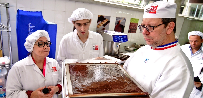 El MOF-Chocolatier Pierre Mirgalet visita la Escuela de KKO Real