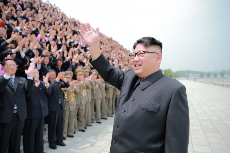 Kim expresó a los presentes su deseo de que sigan realizando "nuevos milagros e innovaciones en sus investigaciones científicas para la defensa nacional"