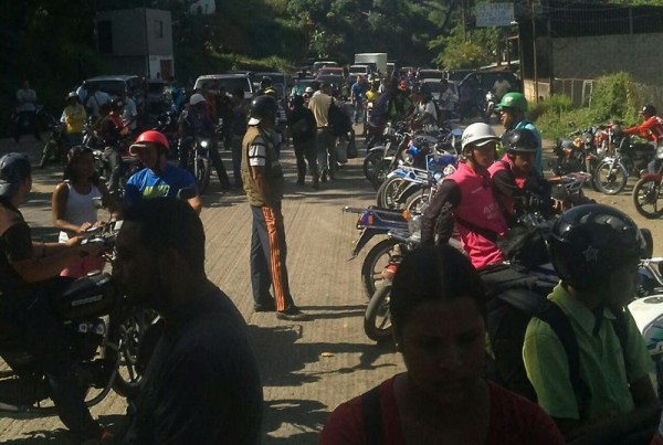 Habitantes del sector Piritu protestaron en la carretera nacional San Juan - Villa de Cura para exigir bolsas de alimentos de los CLAP/ Foto: Laudelyn Sequera