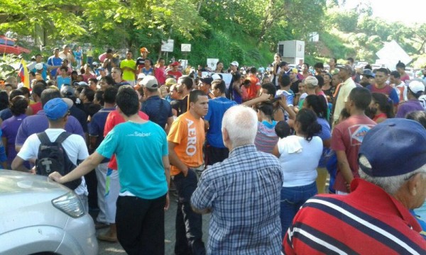 Habitantes del sector Piritu protestaron en la carretera nacional San Juan - Villa de Cura para exigir bolsas de alimentos de los CLAP/ Foto: Laudelyn Sequera