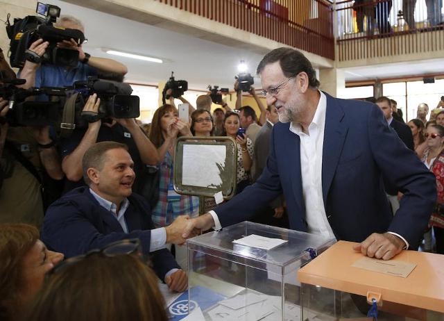 De confirmarse este sondeo, Rajoy volvería a quedar primero defendiendo su balance económico/Foto: Referencial