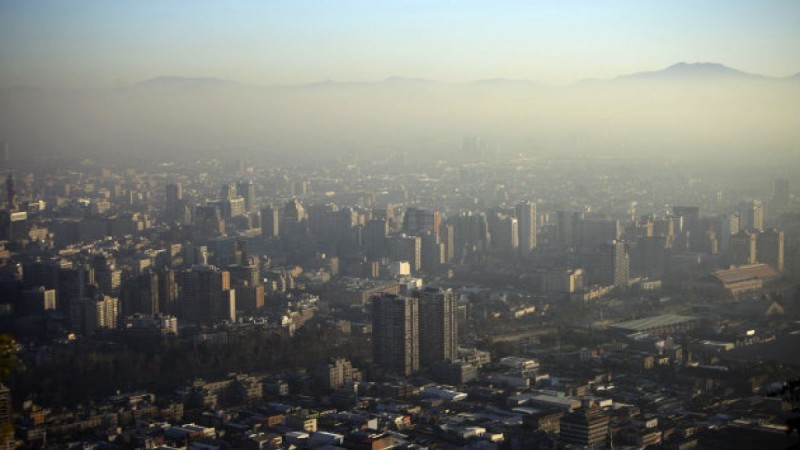 La medida tomada "debido a las malas condiciones del aire", según la misiva difundida por las autoridades, restringe cerca de un 20% la circulación vehicular en Santiago