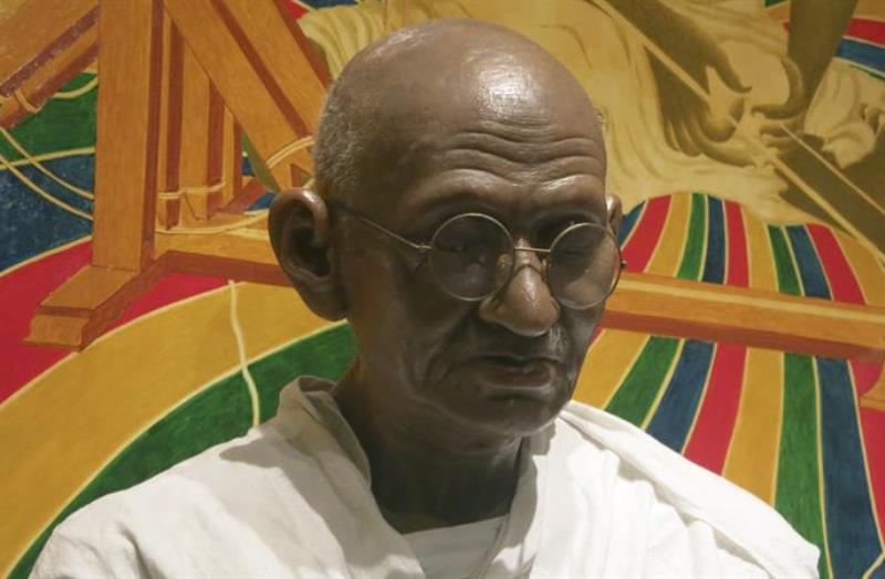 Gandhi quien consiguió estudiar derecho en Inglaterra para así emprender una lucha en contra las discriminaciones a los hindúes, se auto-describe en su juventud como un niño tímido/ Foto: EFE