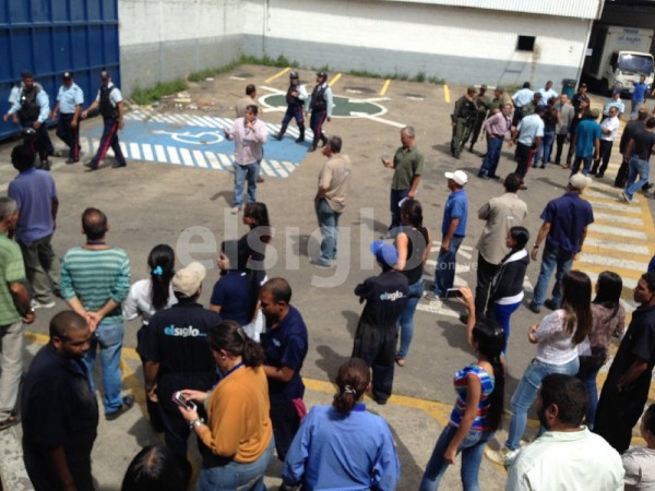 Trabajadores de El Siglo en toma de sus instalaciones por la GNB/Foto: El Siglo tomada de Twitter