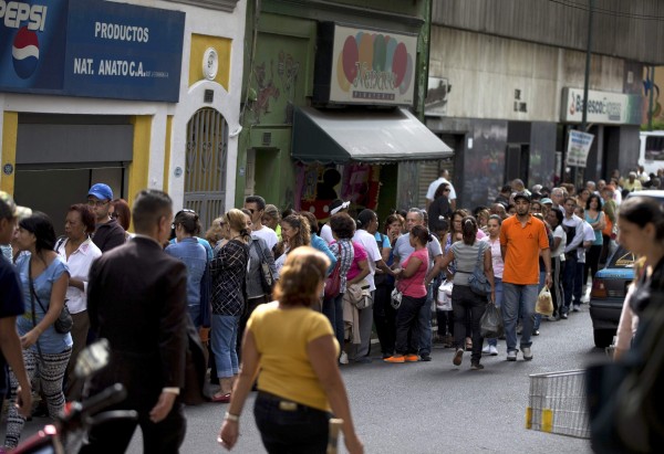 Colas para comprar comida en Venezuela