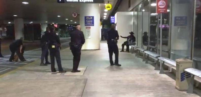 El aeropuerto de Los Ángeles precisó en Twitter que un "individuo disfrazado de Zorro fue detenido por la policía"