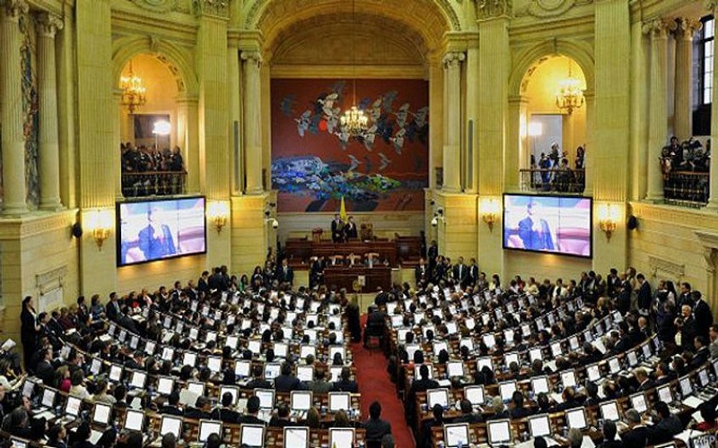 En plenarias paralelas del Senado y la Cámara de Representantes, los parlamentarios de las diferentes bancadas comenzaron a exponer sus razones