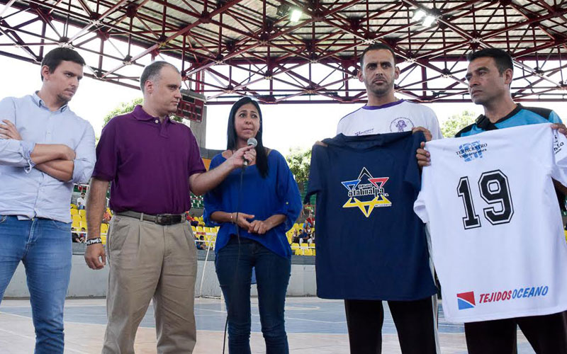 Grupo Atahualpa entrega donación a escuelas de Futsal