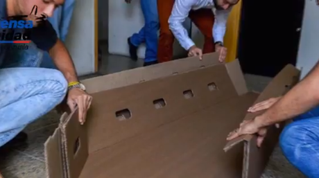 Venezolanos entierran a sus difuntos en urnas de cartón ante la crisis