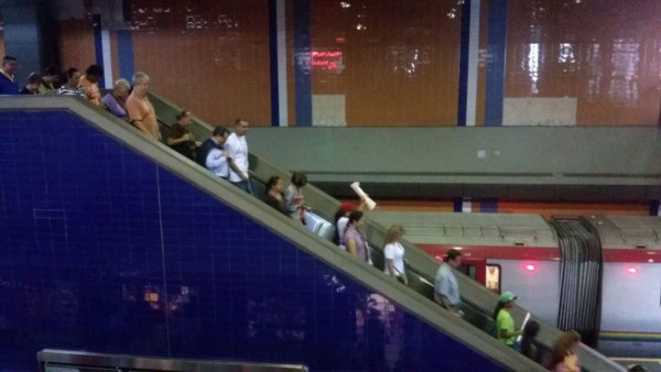 Los alcaldes movilizados en el Metro de Caracas para dirigirse a la sede de la Vicepresidencia de la República / Foto: Kimberly Valecillo