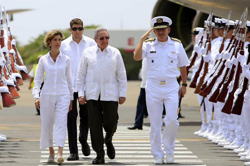 Con Castro ya son dos los mandatarios latinoamericanos que han llegado a Cartagena para los actos de este lunes, pues el sábado en la noche lo hizo el presidente de Costa Rica