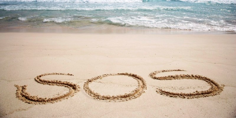 Un "SOS" dibujado en la arena salvó la vida de una pareja atrapada en isla desierta