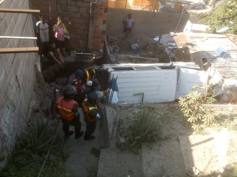 La mañana de este viernes se registró un accidente en la autopista Caracas-La Guaira, que dejó como saldo al menos 5 personas lesionadas.