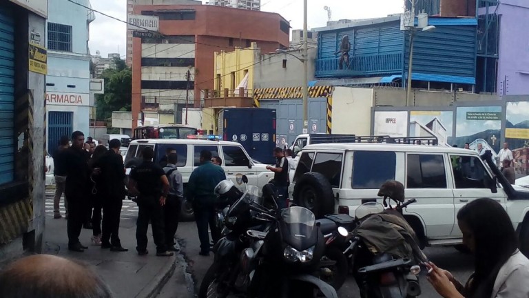 Según el periodista Daniel Colina, los sujetos iban a bordo de una moto intentaron robar a Cartagena, quien se defendió con su arma de reglamento.