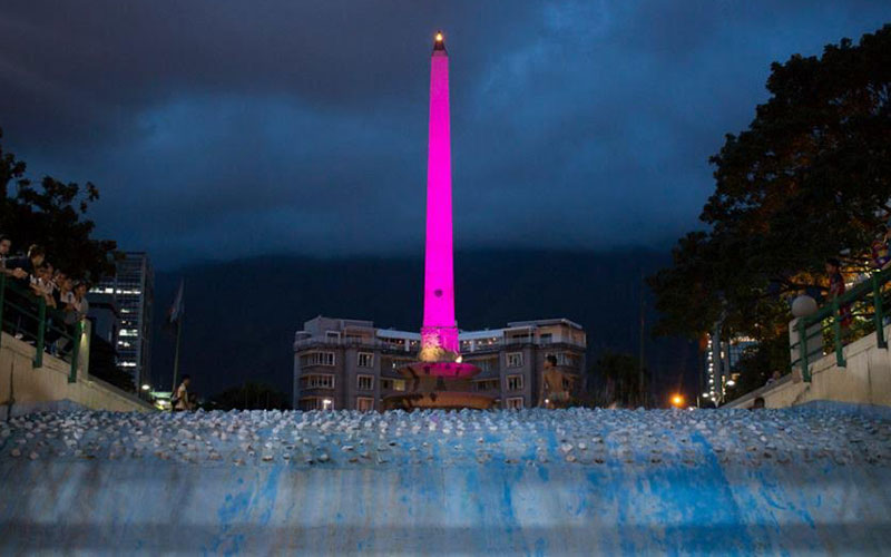 El Obelisco de Altamira se iluminó contra el Cáncer de Mama
