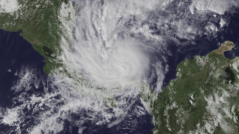 Harvey que dejó el viernes lluvias e inundaciones en Barbados, presenta vientos máximos sostenidos de 35 millas por hora y mantiene una velocidad de traslación de 22 millas por hora/ Foto: EFE