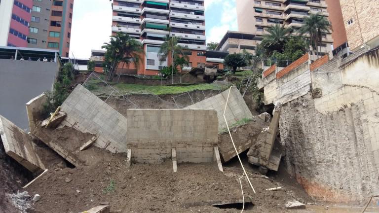 El terreno de tres edificios cedió ante los trabajos de una constructora en el Parral / Foto: @nizarrichani