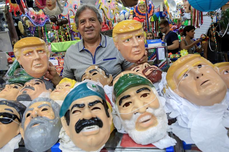Máscara de Trump en el carnaval de Sao Paulo