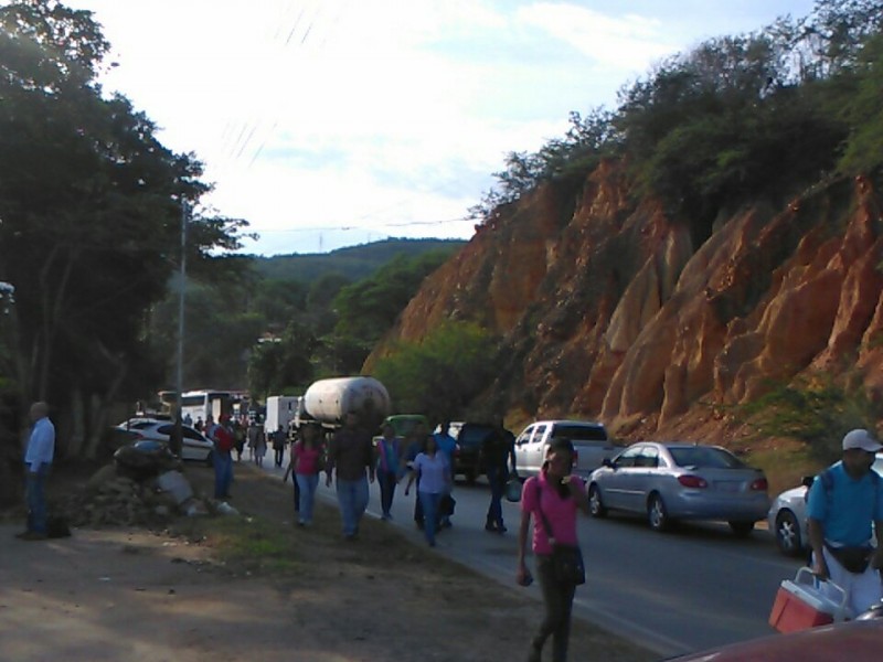 Vecinos trancaron vía en protesta por falta de agua en Marigüitar - Analítica.com