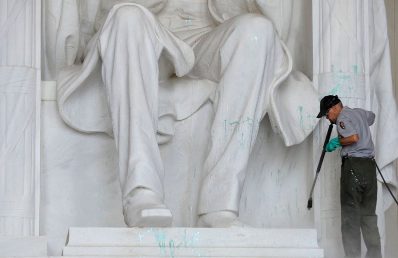 Dos de los mensajes escritos con rotulador negro se encontraron en el monumento a Lincoln y al pie de sus famosas escaleras/ Foto: Referencial