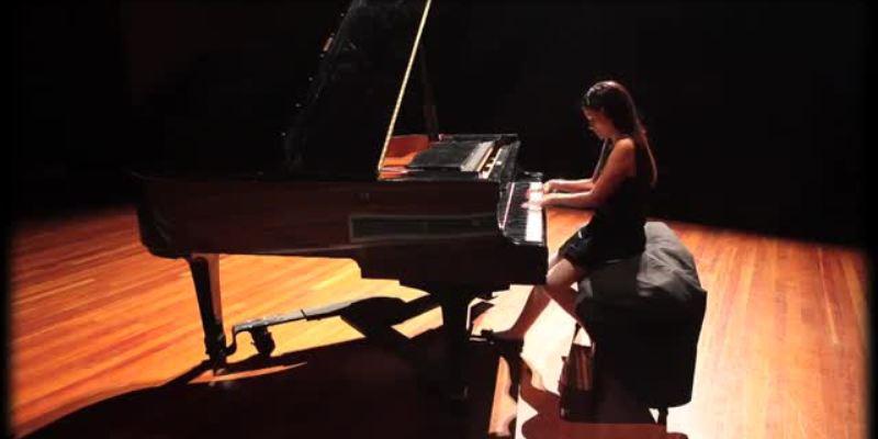 Pianista con autismo y médico fisiatra, Beatriz Lemus