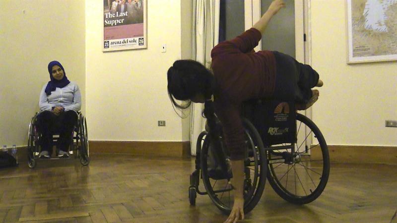 Danza egipcia de dos mujeres en sillas de ruedas