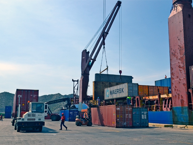Llegan 627 toneladas de alimentos e insumos médicos al Puerto de ... - Analítica.com