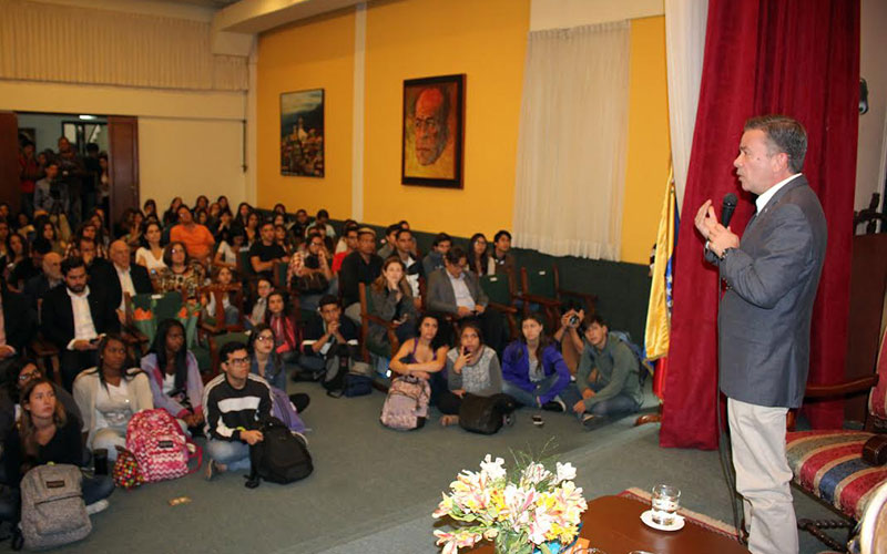 Alcaldes de Caracas participan en foro en la Universidad Monteavila