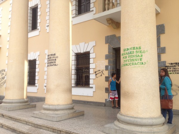Vándalos dañan sede de la Alcaldía de Arismendi con graffitis/Foto: Carolina Isava
