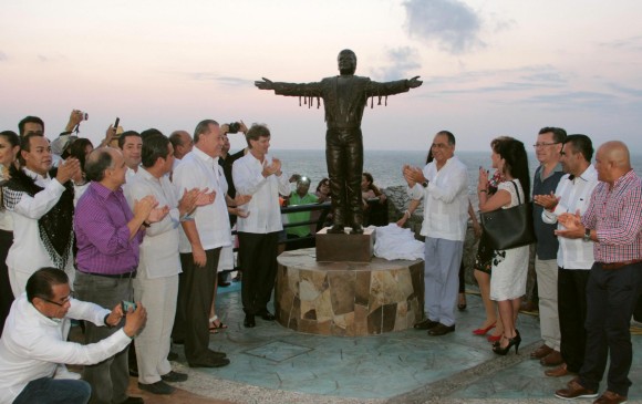 “Amor eterno”: Desvelan estatua de Juan Gabriel en balneario mexicano de Acapulco