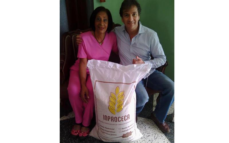 Avelina realiza donación de avenas a Geriátrico en Caracas