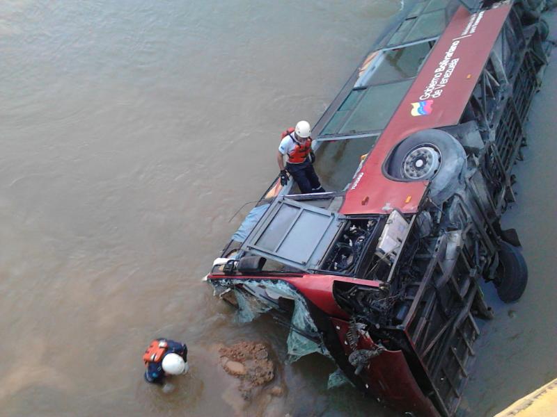 Volcamiento de autobús en Monagas dejó un muerto y un lesionado