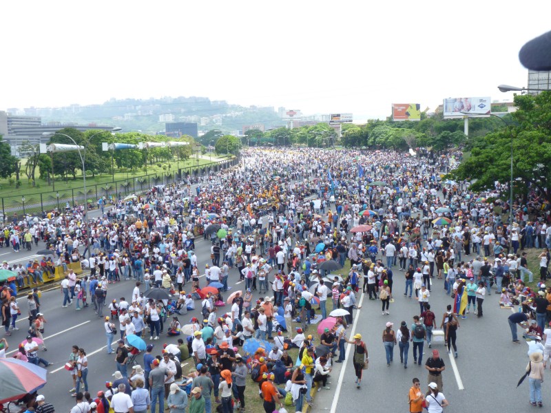Concentración de opositores este lunes 24 de abril en la autopista Francisco Fajardo / Foto: Lewin Granados / Analítica.com 